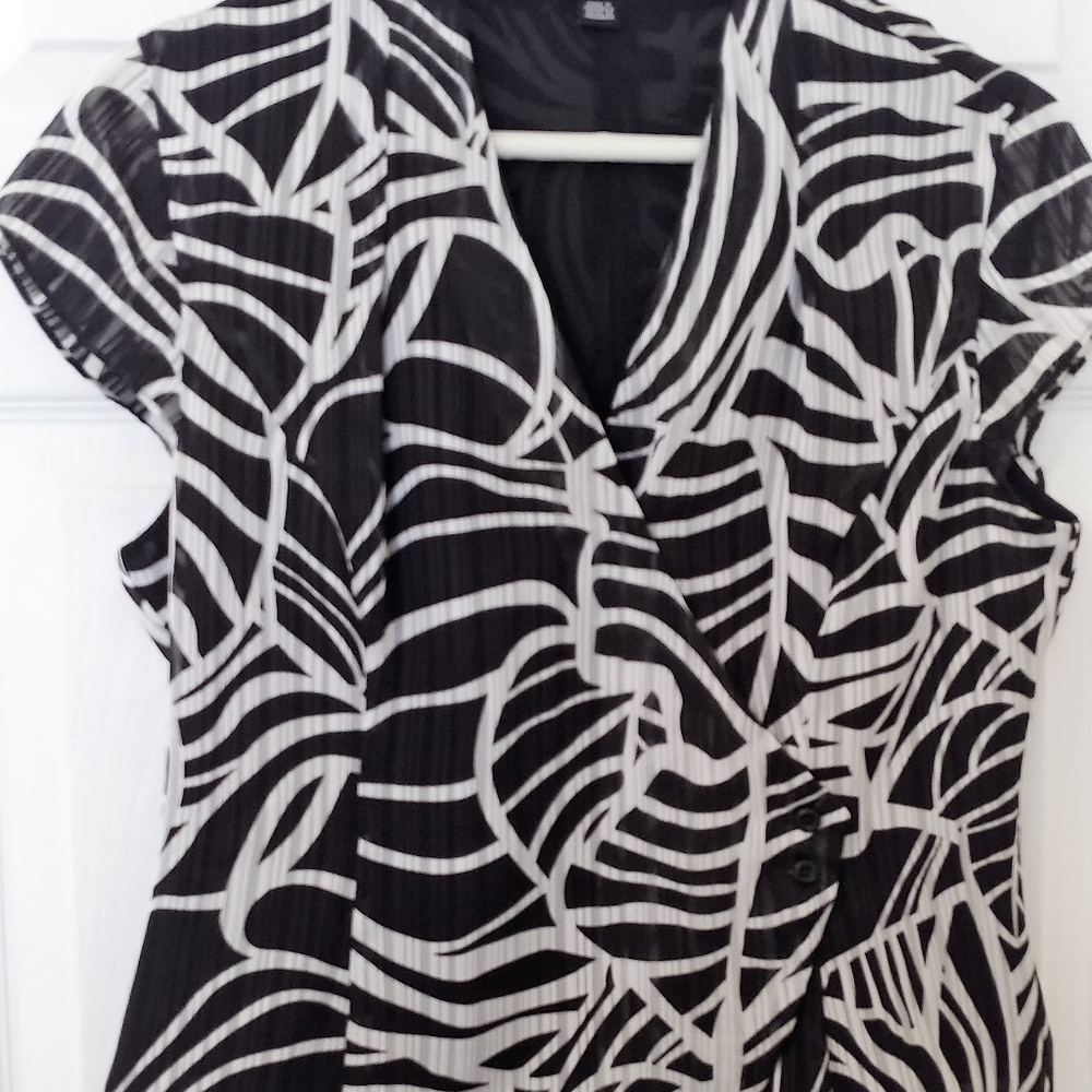 Jones/Wear  Black & White Cap Sleeve Blouse 10 P